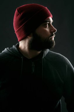 Kırmızı şapkalı sakallı genç adam