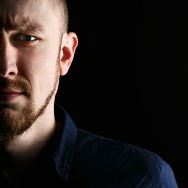 Mavi gözlü sakallı adam 