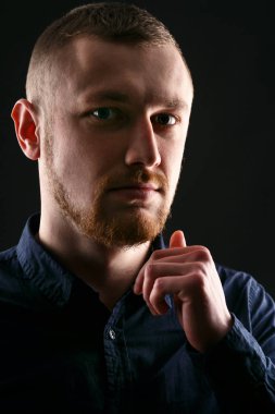 Mavi gözlü sakallı adam 