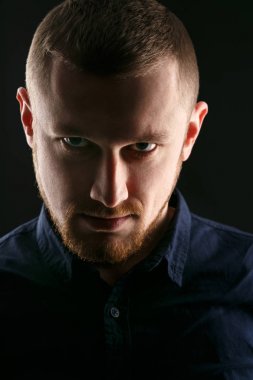 Mavi gözlü sakallı adam 