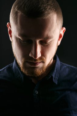 Gözlerin kapalı olan adam 