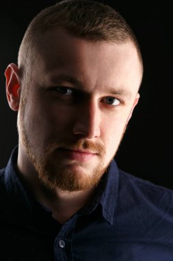 Mavi gözlü sakallı adam 