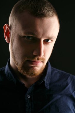 Mavi gözlü sakallı adam 