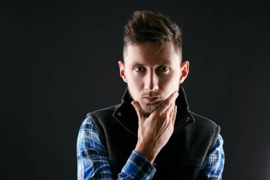 Genç adam sıcak yelek