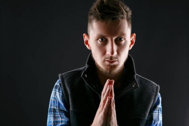 Genç adam sıcak yelek