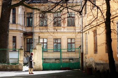 Çocuk sokakta gri paltolu 