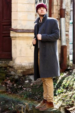 Eski evi tarafından kırmızı şapkalı adam