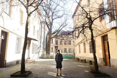 Çocuk sokakta gri paltolu 