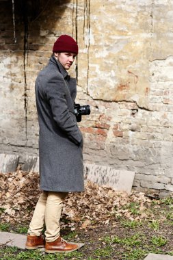 Kırmızı şapkalı yakışıklı genç