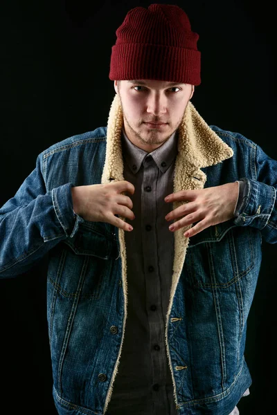 Kot ceket ve kırmızı şapkalı adam 