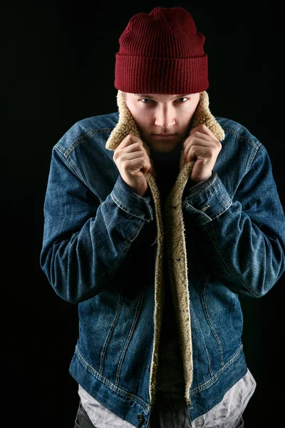 Kot ceket ve kırmızı şapkalı adam 