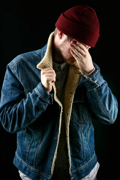 Чоловік в джинсовій куртці і червоному капелюсі — стокове фото