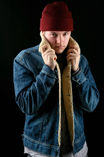 Kot ceket ve kırmızı şapkalı adam 