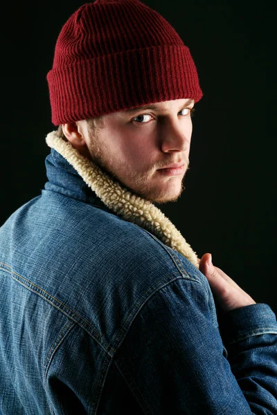 Kot ceket ve kırmızı şapkalı adam 