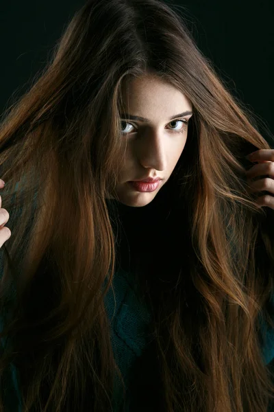 Yeşil kazaklı esmer kadın 