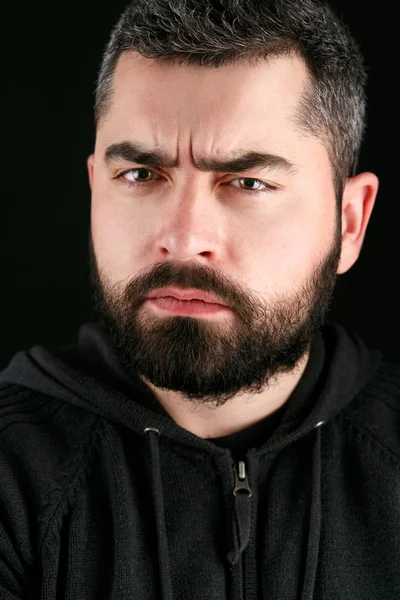 Homem barbudo com cabelos grisalhos — Fotografia de Stock