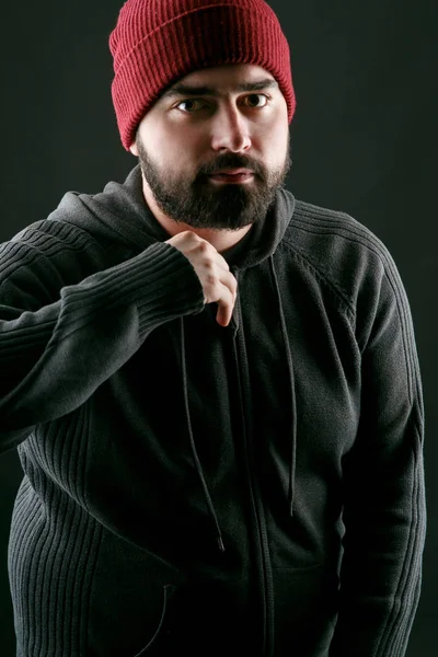 Kırmızı şapkalı sakallı genç adam
