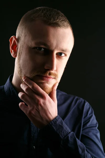 Hombre barbudo con ojos azules —  Fotos de Stock