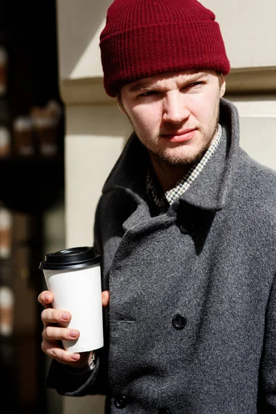 Hombre de sombrero rojo con café en la calle — Foto de Stock