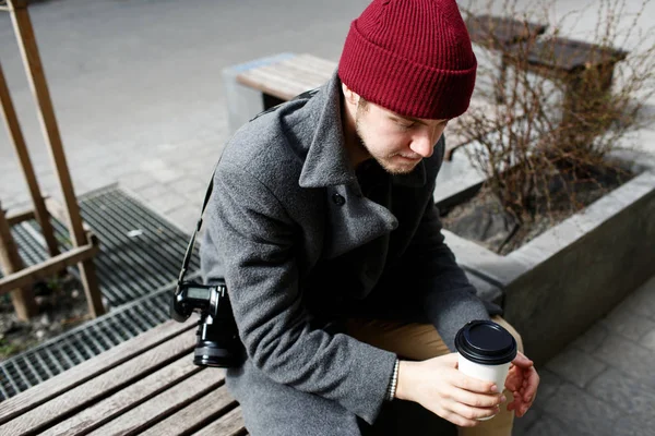 Hombre de sombrero rojo con café en la calle — Foto de Stock