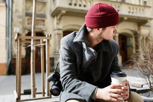 路上でコーヒーと赤い帽子の男 — ストック写真