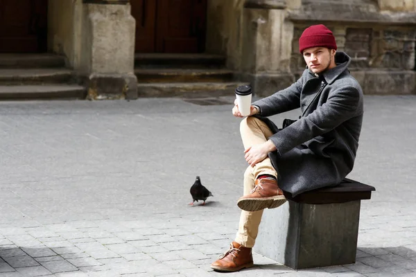 Hombre de sombrero rojo con café en la calle — Foto de Stock