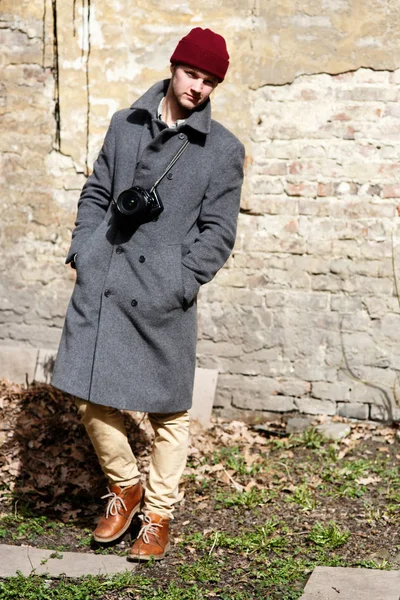 Joven guapo con sombrero rojo — Foto de Stock