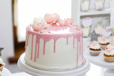 Doğum günü pastası pembe krema ile