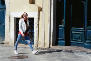 Sarışın sokakta beyaz ceketli çarpıcı 