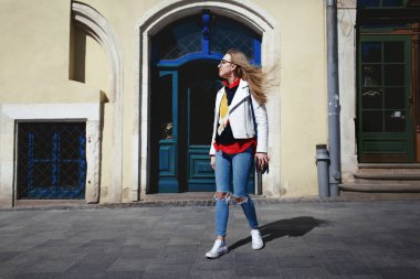 Sarışın sokakta beyaz ceketli çarpıcı 