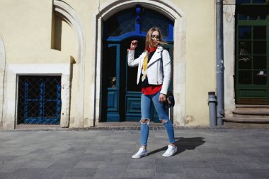 Sarışın sokakta beyaz ceketli çarpıcı 