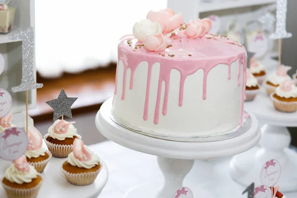 Torta di compleanno con glassa rosa — Foto Stock