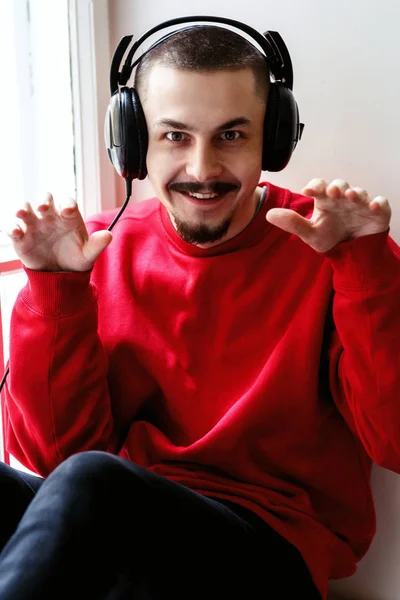 Homem ouvindo música em fones de ouvido — Fotografia de Stock