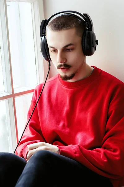 Hombre escuchando música en auriculares —  Fotos de Stock
