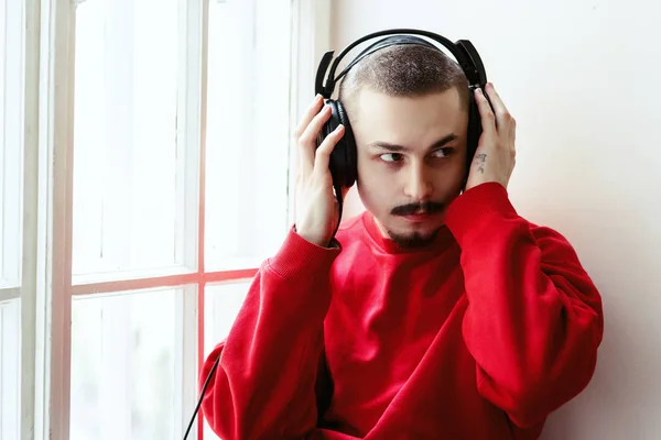 Hombre escuchando música en auriculares —  Fotos de Stock