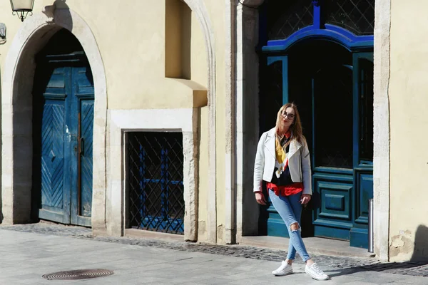 Loira deslumbrante em jaqueta branca na rua — Fotografia de Stock