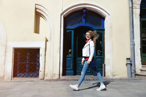 Impresionante rubia de chaqueta blanca en la calle — Foto de Stock