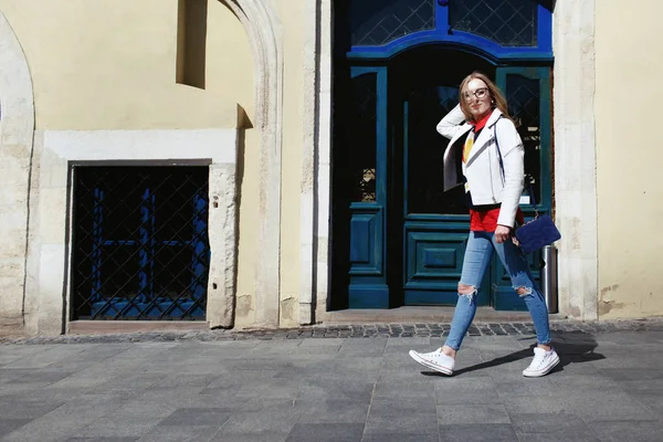 Superbe blonde en veste blanche dans la rue — Photo