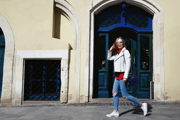 Superbe blonde en veste blanche dans la rue — Photo