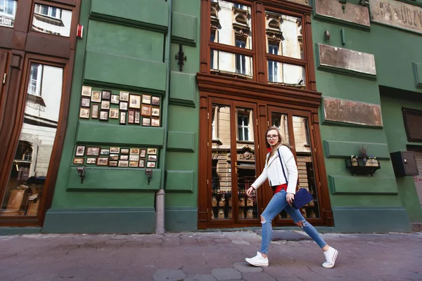 Loira deslumbrante em jaqueta branca na rua — Fotografia de Stock