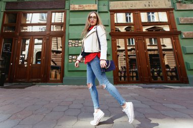 Sarışın sokakta beyaz ceketli çarpıcı 