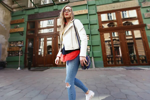Fantastisk blondin i vita jacka på gatan — Stockfoto