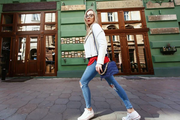 Sarışın sokakta beyaz ceketli çarpıcı 