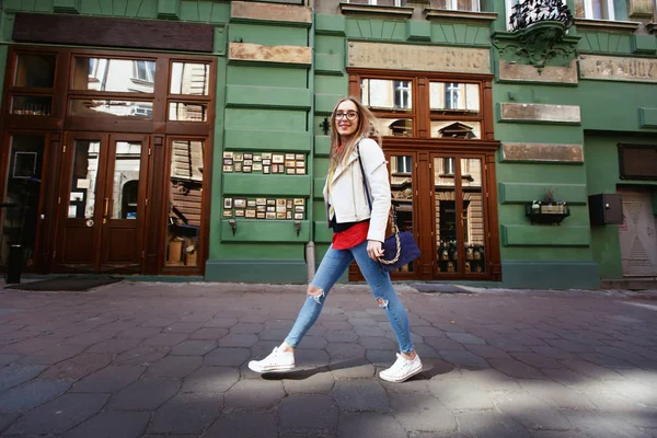 Stunning blonde in white jacket on the street — Stock Photo, Image