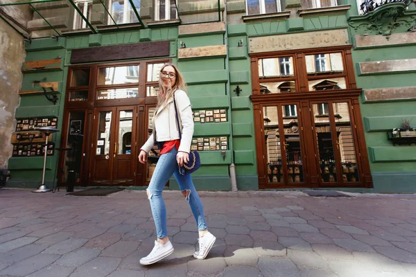 Sarışın sokakta beyaz ceketli çarpıcı 