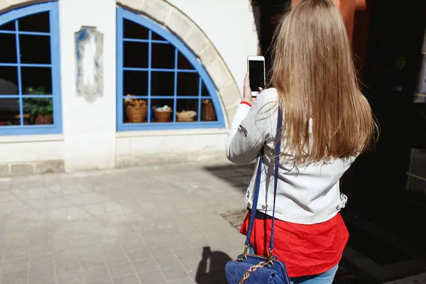 Donna bionda con telefono sulla strada cittadina — Foto Stock
