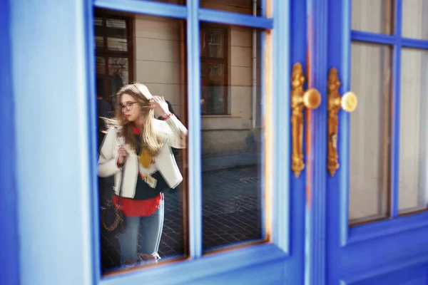 Blonde girl on city street — Stock Photo, Image