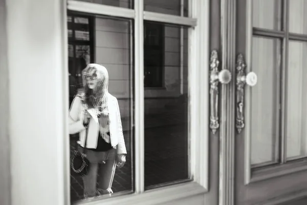 Blonde girl on city street — Stock Photo, Image
