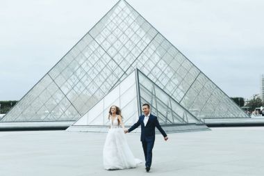 Gelin ve damat poz Louvre, Paris, Fransa