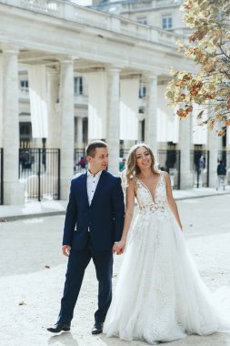 Lüks şık elbiseler romantik Paris sokaklarında poz çarpıcı yeni evliler bak